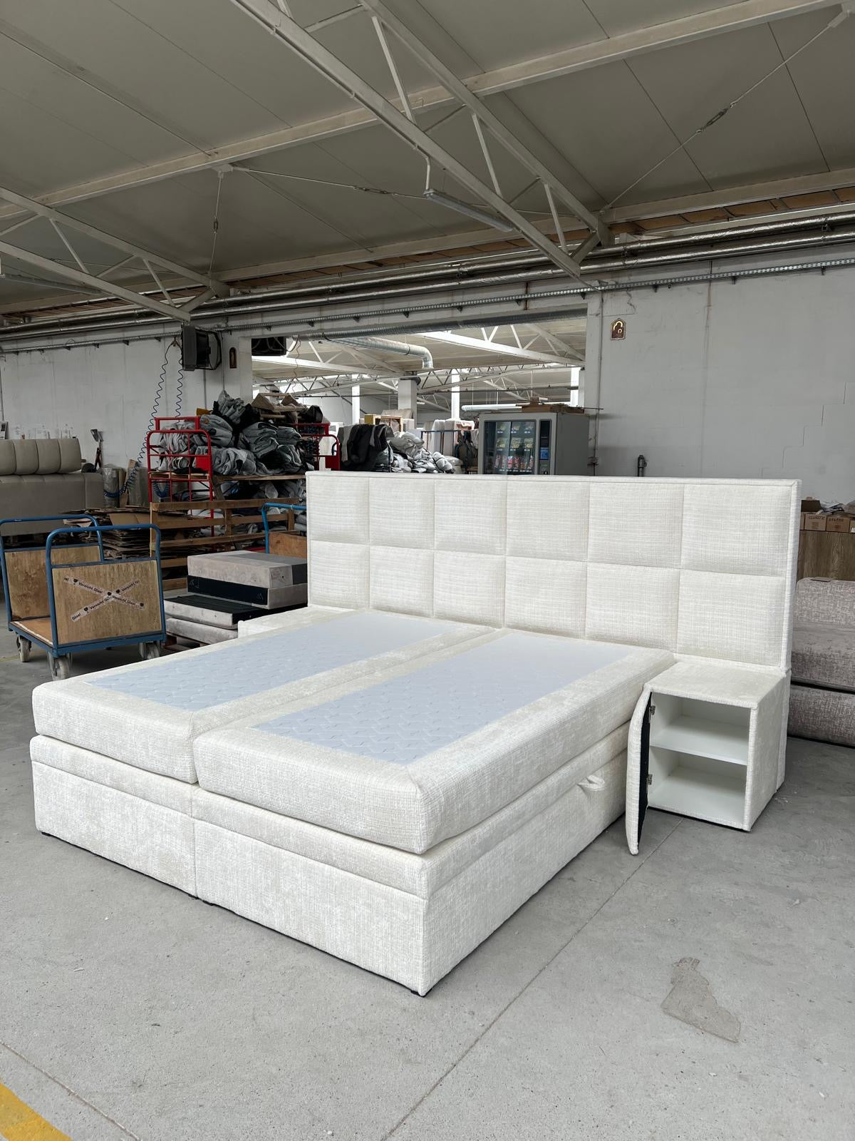 Bed Aurora - Eigentijdse Look met Luxe Stoffering