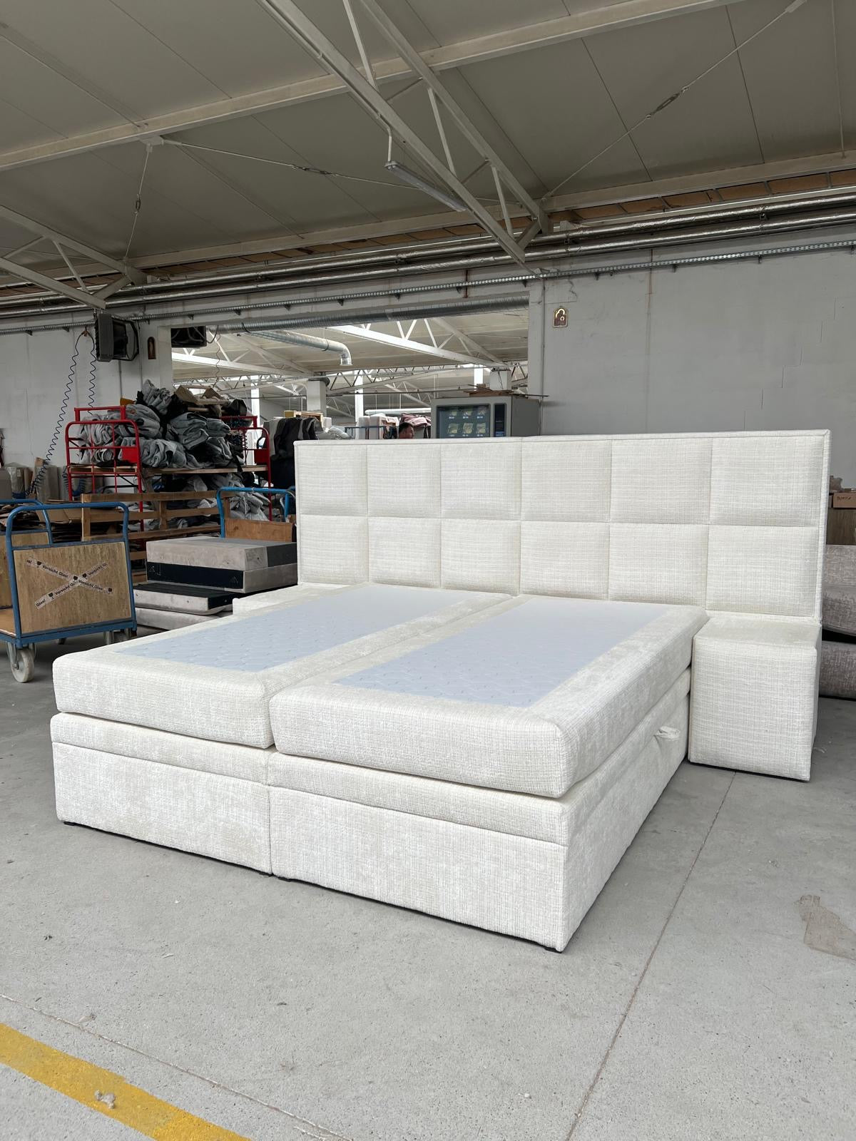 Bed Aurora - Eigentijdse Look met Luxe Stoffering