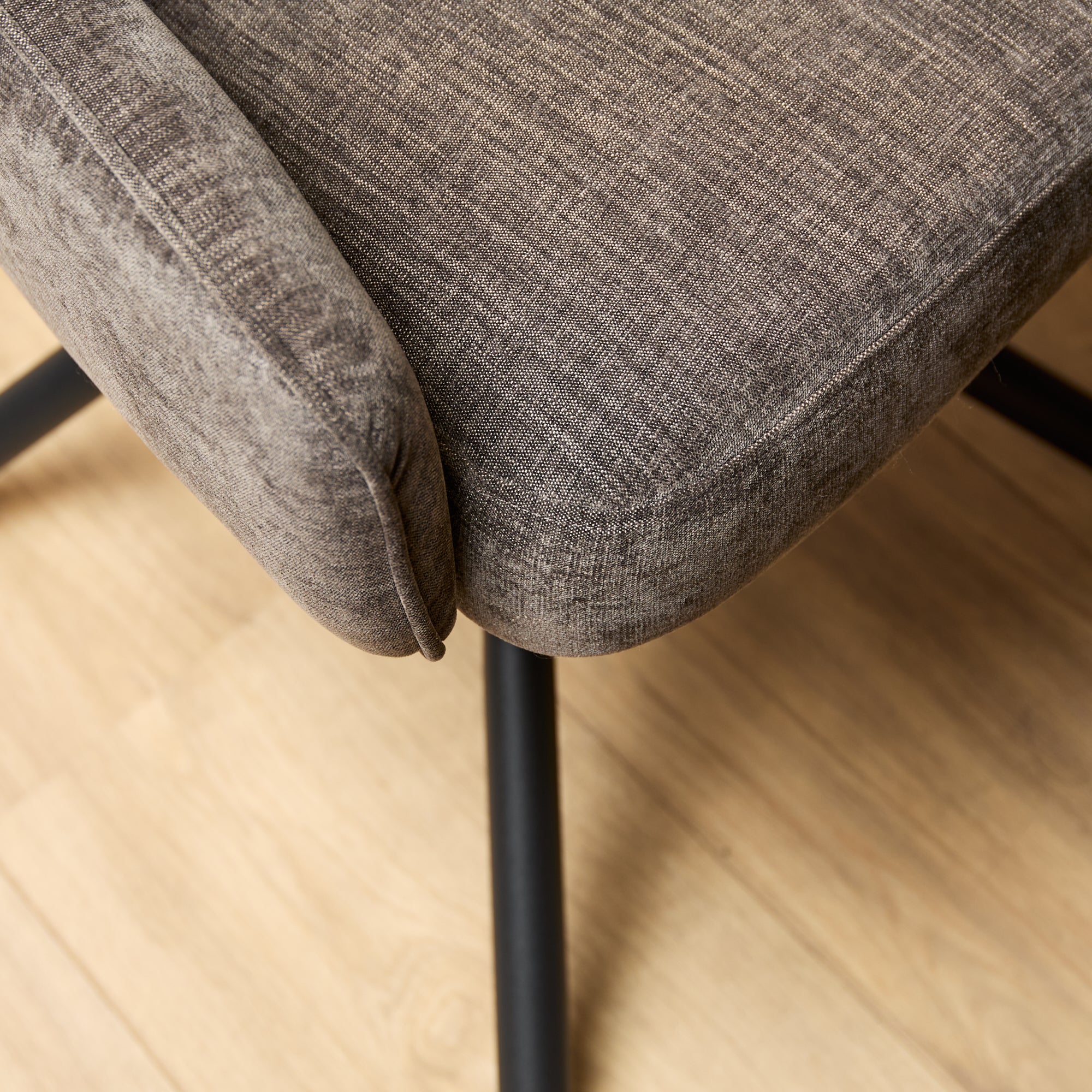 Eetkamerstoel Hanna | Charcoal Brown | Met armleuning