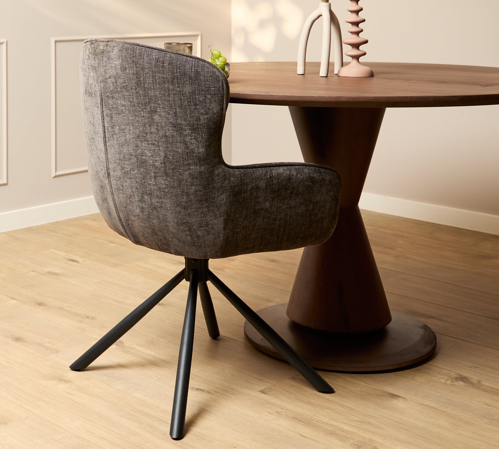 Eetkamerstoel Hanna | Charcoal Brown | Met armleuning