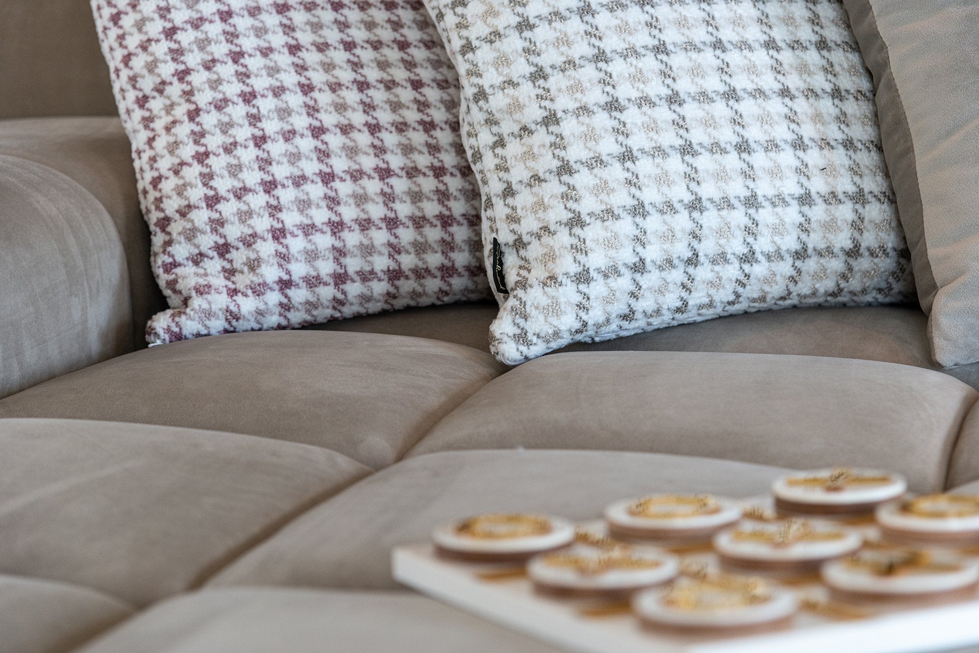 Kussen Juno natural 50x50 (Peacock 01 nature)